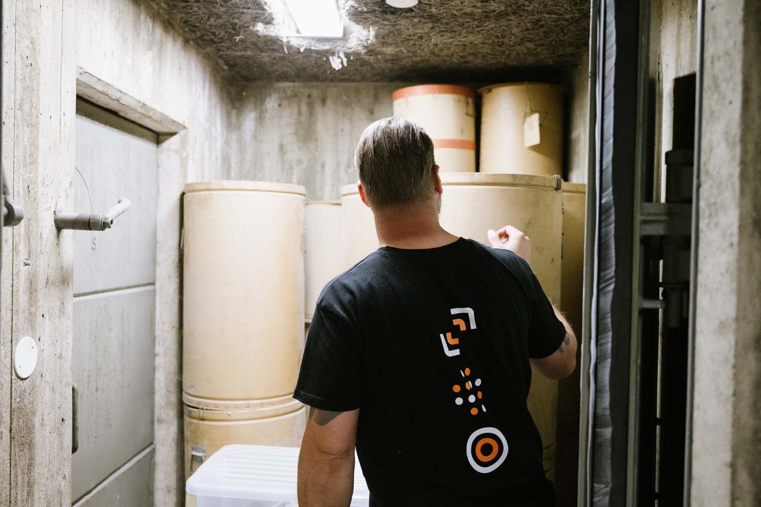 Besiktning_man i källarförråd